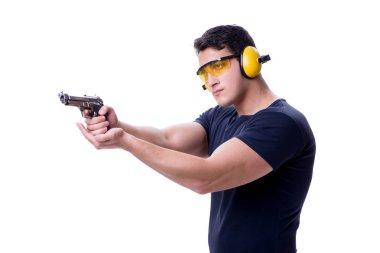 Beyazlara izole edilmiş bir şekilde silahtan spor atışı yapan adam.