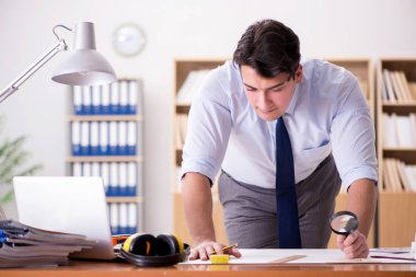 Ofiste çizimler üzerinde çalışan bir mühendis.