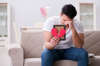 Üzgün Aziz Sevgililer Günü konsepti içinde genç bir adam