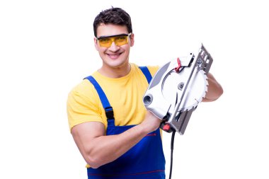 Daire üzerinde beyaz izole testere ile tulum giyen marangoz