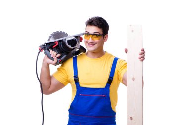 Daire üzerinde beyaz izole testere ile tulum giyen marangoz