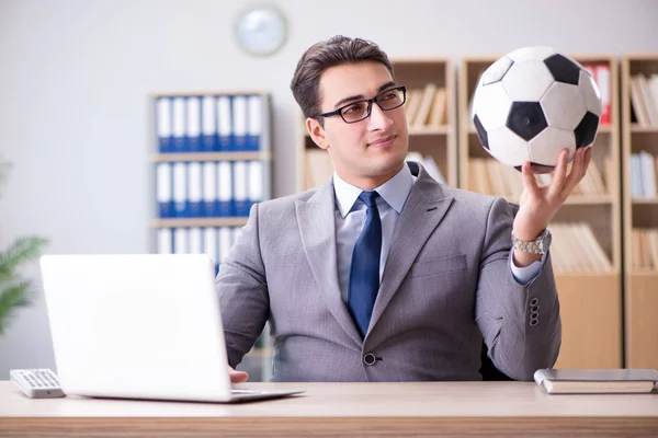 Biznesmen z piłką nożną w biurze — Zdjęcie stockowe