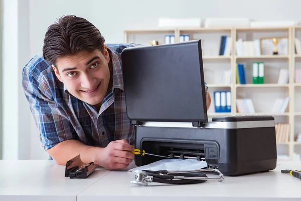 Reparador reparando impresora a color rota — Foto de Stock