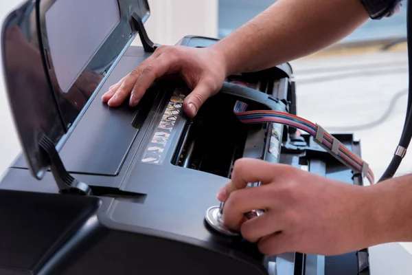 Repairman repairing broken color printer — Stock Photo, Image