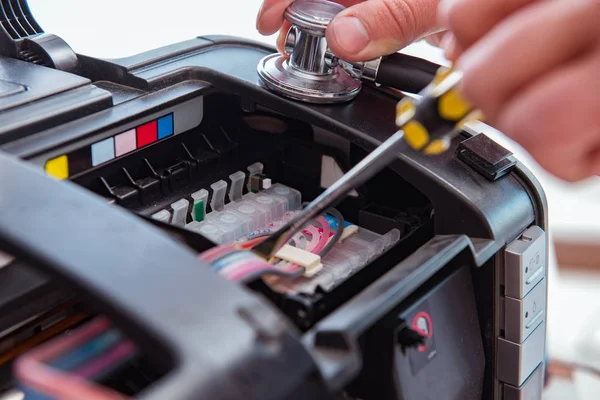 Repairman repairing broken color printer — Stock Photo, Image