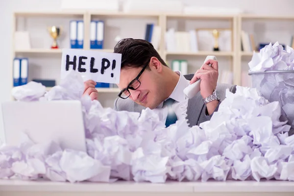 Empresario en concepto de reciclaje de papel en la oficina —  Fotos de Stock