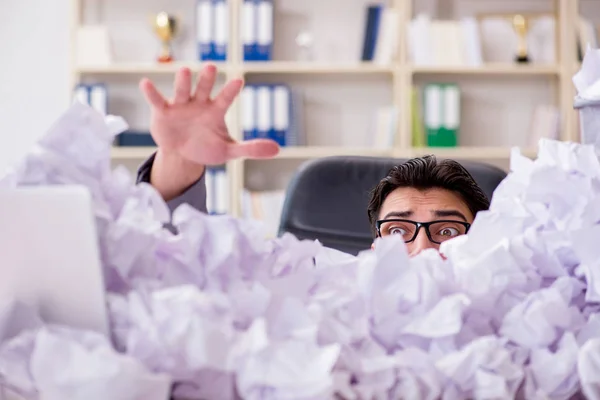 Empresario en concepto de reciclaje de papel en la oficina — Foto de Stock