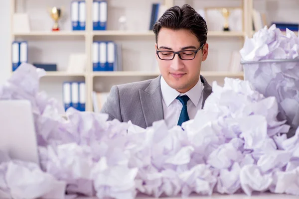 Empresario en concepto de reciclaje de papel en la oficina —  Fotos de Stock