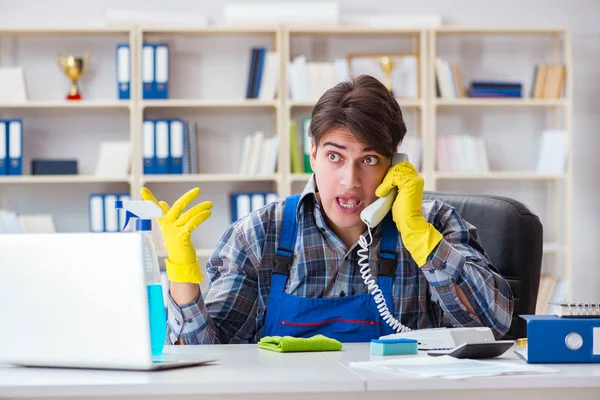 Mannelijke schoonmaker werkt in het kantoor — Stockfoto