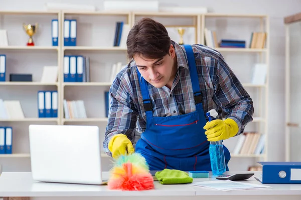 Mannelijke schoonmaker werkt in het kantoor — Stockfoto