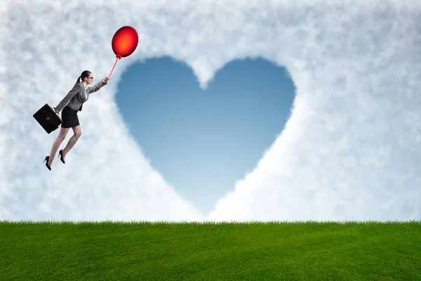Nő repülő léggömbök romantikus fogalma — Stock Fotó