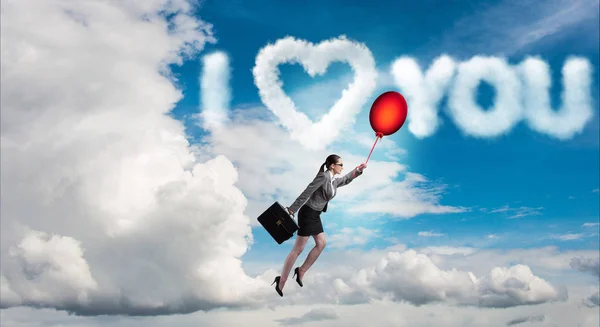 Женщина летит на воздушных шарах в романтической концепции — стоковое фото