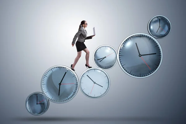 Mujer de negocios en concepto de gestión del tiempo — Foto de Stock
