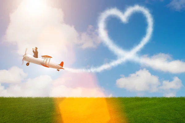 Uomo che vola aereo e fa la forma del cuore — Foto Stock