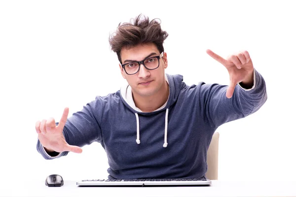 Grappige nerd man werkt op computer geïsoleerd op wit — Stockfoto