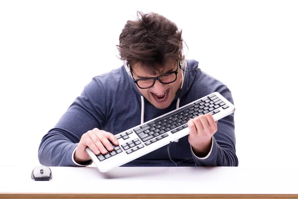 Lustige Nerd-Mann arbeitet am Computer isoliert auf weiß — Stockfoto