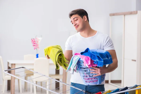 Мужчина стирает дома — стоковое фото