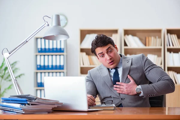 Affärsman känner smärta på kontoret — Stockfoto