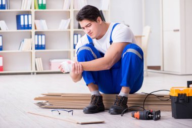 Zemin kaplamalarında çalışan genç bir işçi.