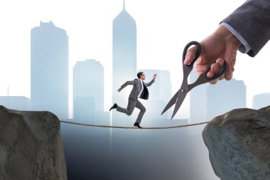 İş adamı ip cambazının altında ipi kestim.