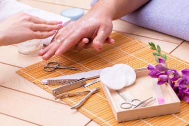 Erkekler için el manikürü konsepti