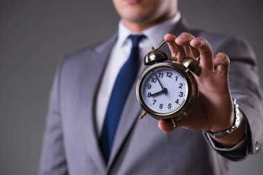 Zaman yönetimi kavramında iş adamı