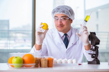 Besin uzmanı gıda ürünlerini laboratuarda test ediyor.