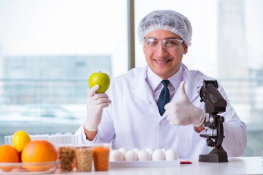 Besin uzmanı gıda ürünlerini laboratuarda test ediyor.