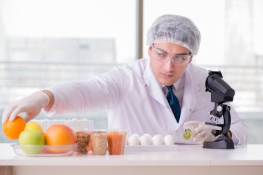 Besin uzmanı gıda ürünlerini laboratuarda test ediyor.