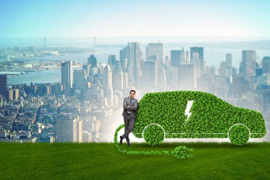 Yeşil elektrikli araba konseptinde iş adamı