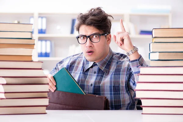 Nerd divertido estudiante preparándose para los exámenes universitarios — Foto de Stock