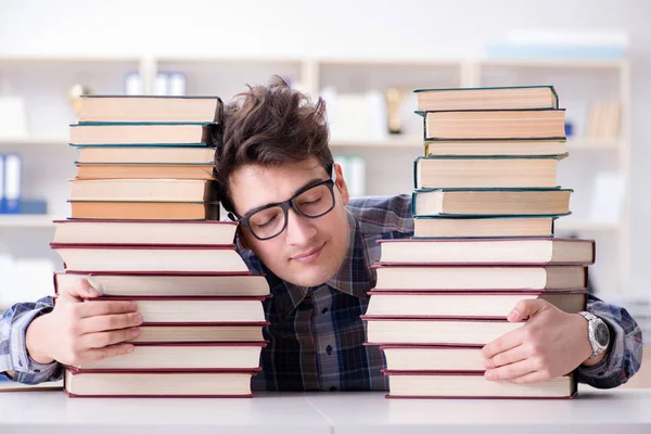 Nerd estudante engraçado se preparando para exames universitários — Fotografia de Stock