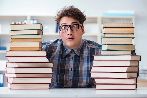 Nerd studente divertente preparazione per gli esami universitari — Foto Stock