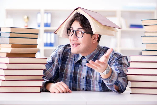 Nerd grappige student voor te bereiden op universitaire examens — Stockfoto