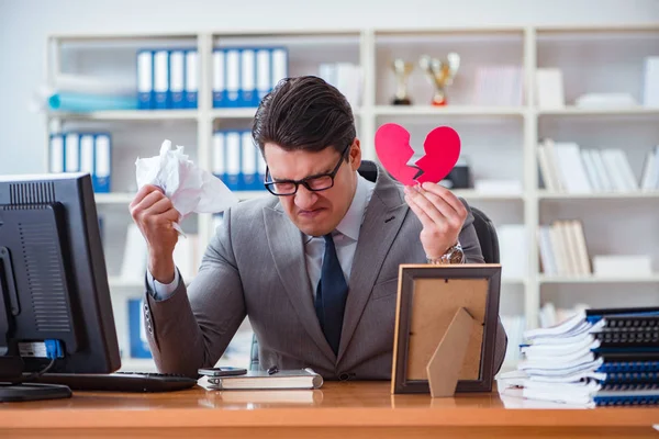 Biznesmen w świętej Walentynki koncepcja w biurze — Zdjęcie stockowe