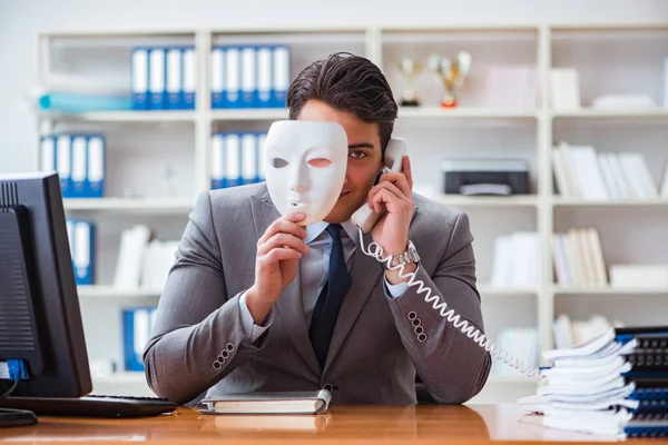 Empresário com máscara no escritório conceito de hipocrisia — Fotografia de Stock