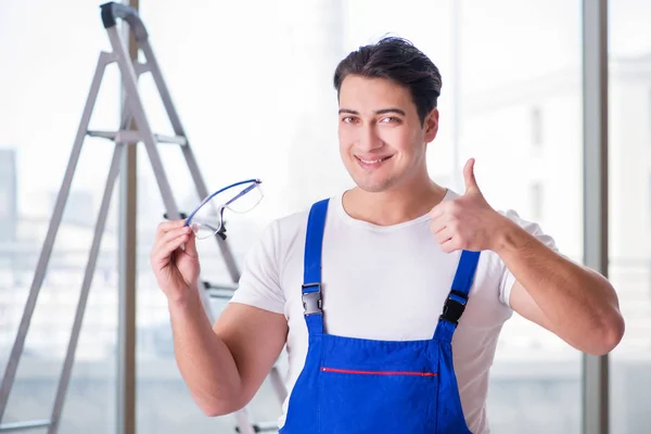 Giovane lavoratore con occhiali di sicurezza — Foto Stock