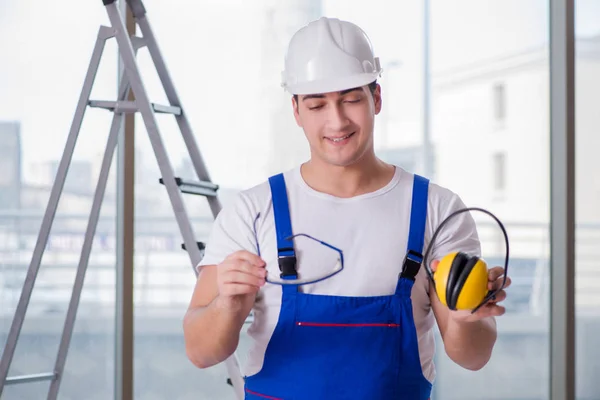 Jeune travailleur avec casque anti-bruit — Photo