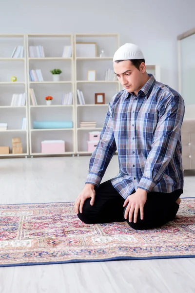 Homem muçulmano orando em casa — Fotografia de Stock