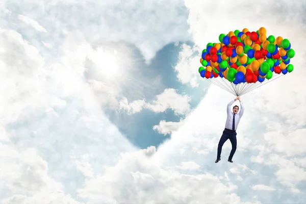 Férfi repülő léggömbök romantikus koncepció — Stock Fotó