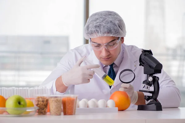 Expertos en nutrición prueban productos alimenticios en laboratorio —  Fotos de Stock