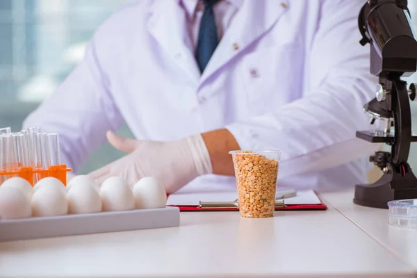 Expertos en nutrición prueban productos alimenticios en laboratorio —  Fotos de Stock