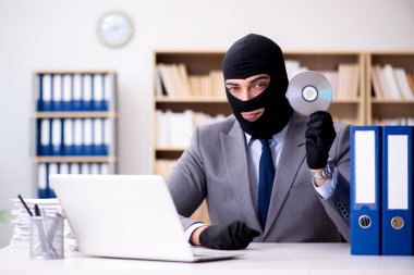 Suçlu iş adamı ofiste kar maskesi giyiyor.