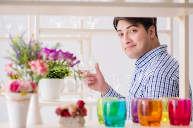 Genç yakışıklı dükkândan alışveriş yapıyor.