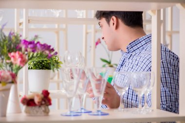 Genç yakışıklı dükkândan alışveriş yapıyor.