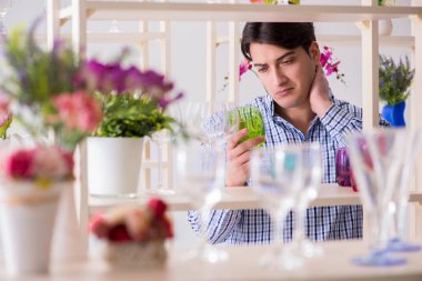 Genç yakışıklı dükkândan alışveriş yapıyor.