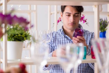 Genç yakışıklı dükkândan alışveriş yapıyor.