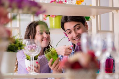 Genç aile dükkandan alışveriş yapıyor.