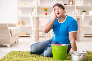 Evdeki adam, komşu sel sızıntısıyla uğraşıyor.