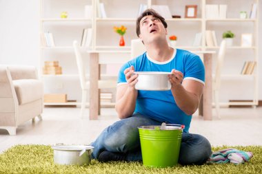 Evdeki adam, komşu sel sızıntısıyla uğraşıyor.